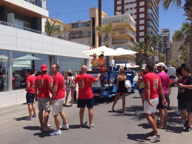  Festa attorno al bar della bici 